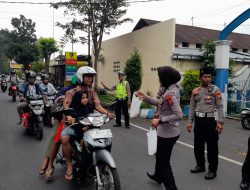 Satlantas Polres Bondowoso Berbagi Takjil Sembari Edukasi Pengendara Tertib Lalu Lintas