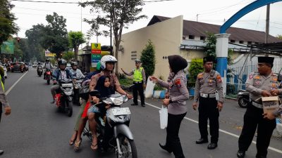 Satlantas Polres Bondowoso Berbagi Takjil Sembari Edukasi Pengendara Tertib Lalu Lintas