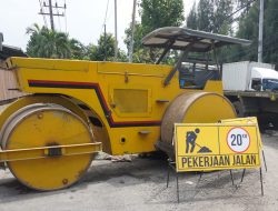 Datangkan Alat Berat, Bupati Sidoarjo Segera Perbaiki Jalan Pertigaan Kletek dan Jalan Prambon Pakerin