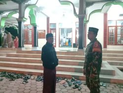 Tingkatkan Kamtibmas di Wilayah Teritorial, Babinsa Posramil 0822/15 Ijen Lakukan Pengamanan Tarawih