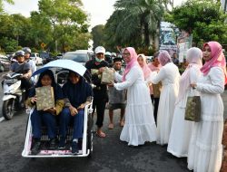Persit Dim 0822 Peduli Pengendara dan Pengguna Jalan, Berbagi Ratusan Bingkisan Peralatan Ibadah dan Takjil