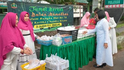 Peringati HUT PERSIT Ke-78, Prajurit Dan Persit Koramil Prajekan Gelar Doa Bersama Dan Bagi-BagiTakjil Gratis