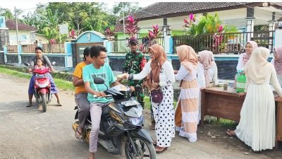 Jalin Silaturahmi Babinsa 0822/07 beserta Bidan Desa melaksanakan pembagian takjil Ramadhan