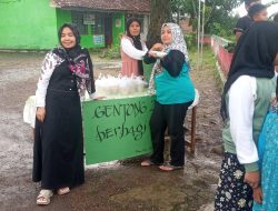 Keluarga Besar SDN Gentong 02 Bersama PAUD Tunas Bangsa Bagi Bagi Takjil