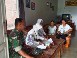Peduli Kesehatan Warga, Serda Srlamet Dampingi Petugas Laksanakan KR DBD