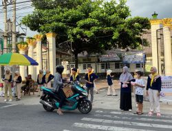 PMR MAN 2 Jember Gelar Aksi Bersih – Bersih Masjid dan Bagi bagi Takjil