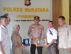 Ketua DPD IWO-I Muratara Serahkan Piagam Penghargaan Beserta Plakat Ke Kapolres Muratara