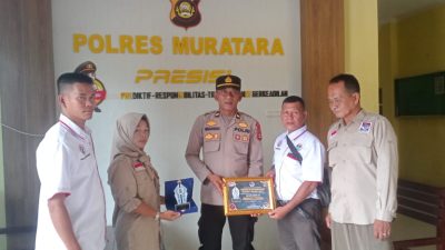 Ketua DPD IWO-I Muratara Serahkan Piagam Penghargaan Beserta Plakat Ke Kapolres Muratara