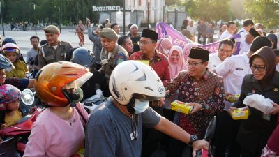 Gus Muhdlor bersama ASN Bagi-Bagi Takjil Gratis Berkah Ramadhan