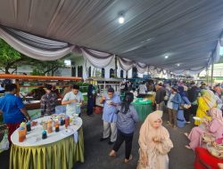 Usai Halal bi Halal dengan Gus Muhdlor, Ribuan Warga Langsung Serbu Makanan dan Jajanan Yang di Siapkan Halaman Pendopo