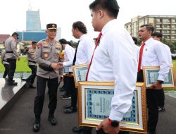 Hari Kesadaran Nasional, Kapolda Jatim Kembali Beri Penghargaan Anggota Berprestasi