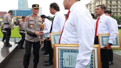 Hari Kesadaran Nasional, Kapolda Jatim Kembali Beri Penghargaan Anggota Berprestasi