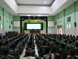 Dandim Berikan Jam Komandan Kepada Seluruh Prajurit dan PNS Kodim 0822/Bondowoso Di Aula Makodim
