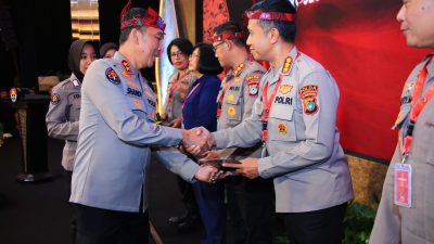 Kadiv Humas Polri Beri Penghargaan ke 7 Anggota dengan Nilai Sertifikasi Kompetensi Terbaik