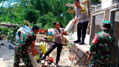 Sinergitas Polres Malang Bersama TNI dan Pemkab Bedah Rumah Warga Tak Layak Huni