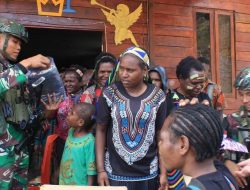 Satgas Yonif 509 Bagikan Sembako dan Pakaian Untuk Masyarakat Papua