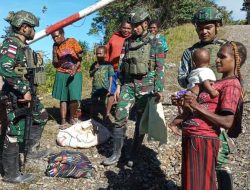 Satgas Yonif 509 Kostrad Sapa Ramah Warga Yang Melintasi Pos