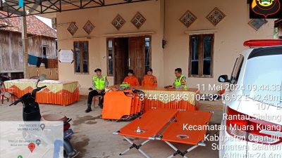 Kapolsek Muara Kuang Melakukan Pengecekan dan Pemberian Himbauan Terhadap Warga Desa Kecamatan Muara Kuang Yang Terdampak Banjir