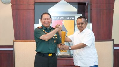Mayjen TNI Rafael Terima Penghargaan Prapanca Award dari PWI Jatim