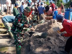 TMMD Kodim 0422/LB Gotong-Royong Cor Atap MCK Musholla Al-Hidayah