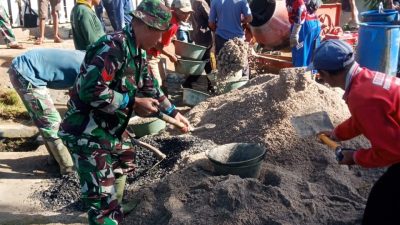 TMMD Kodim 0422/LB Gotong-Royong Cor Atap MCK Musholla Al-Hidayah