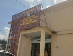 Kepala Dinas Perindustrian Perdagangan dan Koperasi Pecahkan kaca Meja Saat Dikonfirmasi Dugaan Korupsi Oleh Media