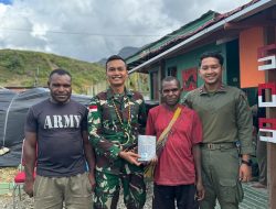 Satgas Yonif 509 Kostrad Bagikan Al-Kitab Kepada Tokoh Pemuda di Intan Jaya