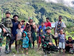 Kembali Satgas Yonif 509 Kostrad Borong Dagangan Mama Papua Intan Jaya