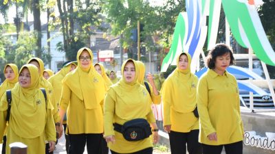 Wujudkan Keluarga Sehat, Persit Kodim 0822 Gelar Jalan Sehat Dan Senam Bersama