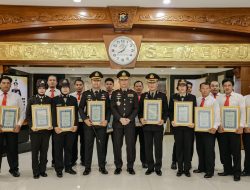 Hari Lahir Pancasila Kapolda Jatim Beri Penghargaan untuk 120 Anggota Berprestasi