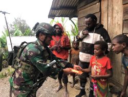 Satgas Yonif 509 Kostrad Gencar Berikan Bantuan Pererat Komunikasi
