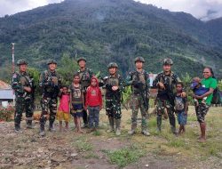 Satgas Yonif 509 Kostrad Tingkatkan Bantuan dan Perhatian Pada Masyarakat Kampung Titigi