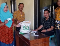 Desa Kedungbanteng Salurkan Bantuan Pangan Beras Program Pemerintah Sidoarjo kepada 70 KPM