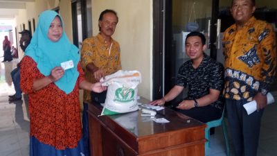 Desa Kedungbanteng Salurkan Bantuan Pangan Beras Program Pemerintah Sidoarjo kepada 70 KPM
