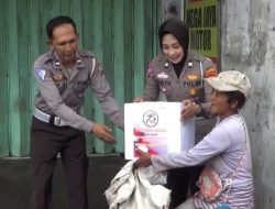 Satlantas Polres Bondowoso Bagikan Sembako Kepada Sesama
