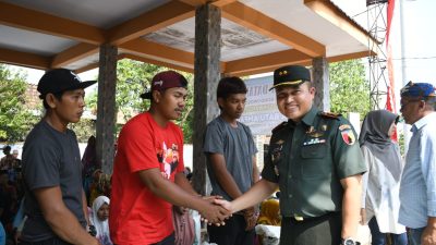 DANDIM 0822 BONDOWOSO SERAHKAN SECARA SIMBOLIS BANTUAN PUPUK