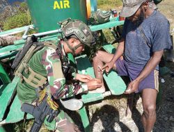 Satgas Yonif 509 Kostrad Berikan Perhatian Kepada Masyarakat yang Melintas di Depan TK Bilogai