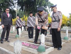 Polres Bondowoso Ziarah ke TMP dan Makam Mantan Kapolri Sujipto Yudo Diarjo Dalam Rangka HUT Bhayangkara ke 78