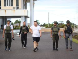 Satgas Yonif 762/VYS Jalin Keakraban Bersama Bupati Maybrat Dengan Olahraga Bersama