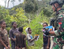 Satgas Yonif 509 Kostrad Patroli Sambil Berbagi di Kampung Amisiga, Intan Jaya