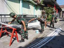 Kodim 0822/Bondowoso Gotong Royong bersama warga Sambut HUT RI ke-78