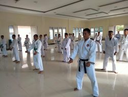 Asah Kemampuan Beladiri, Pelatih Puslatpurmar-4 Purboyo Laksanakan Latihan Karate
