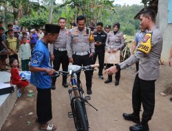 Kapolres Jember Beri Sepeda Pada Pelajar Yatim Piatu Yang Jalan Kaki 5 Km Tiap Pergi dan Pulang Sekolah