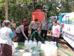 Polres Jember Distribusikan Bantuan Air Bersih Untuk Warga Desa Plalangan