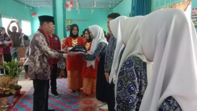 Bupati Muratara di Wakili Staf Ahli Hukum dan Politik Penyerahan Bantuan seragam sekolah Siswa Siswi SMPN Surulangun