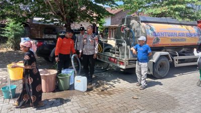 Guna Menangani Musim Kemarau Berkepanjangan, Polres Bondowoso Berikan Bantuan Air Bersih di Desa Leprak
