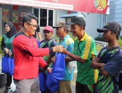 Lapas Jember Gelar Bakti Sosial Bagikan Sembilan Bahan Pokok Kepada Tenaga Kebersihan