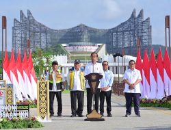 Presiden Joko Widodo meresmikan Plaza Seremoni Sumbu Kebangsaan IKN