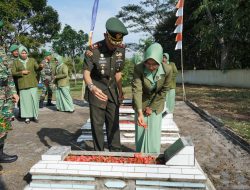 Kodim 0422/LB melaksanakan Ziarah Rombongan, peletakan karangan bunga dan tabur bunga di Taman Makam Pahlawan