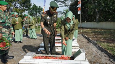 Kodim 0422/LB melaksanakan Ziarah Rombongan, peletakan karangan bunga dan tabur bunga di Taman Makam Pahlawan